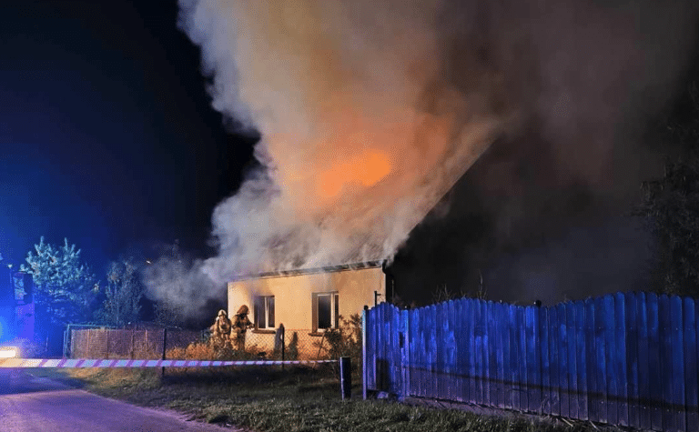 Ogień w budynku jednorodzinnym – wewnątrz ciało mężczyzny