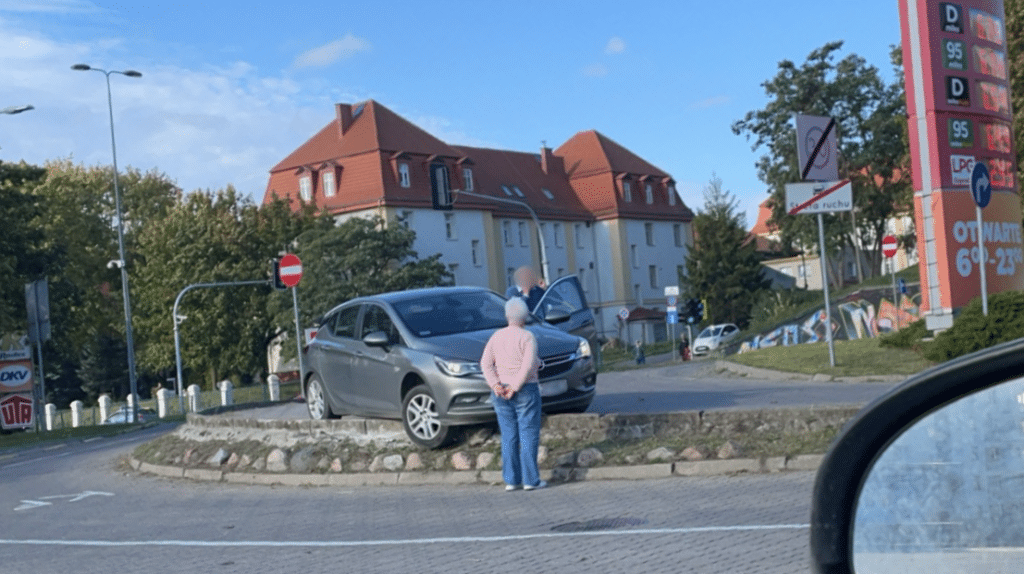 Samochód zawisł na wyjeździe z KFC i stacji benzynowej przy ul. Pstrowskiego ruch drogowy Olsztyn, Wiadomości, zShowcase