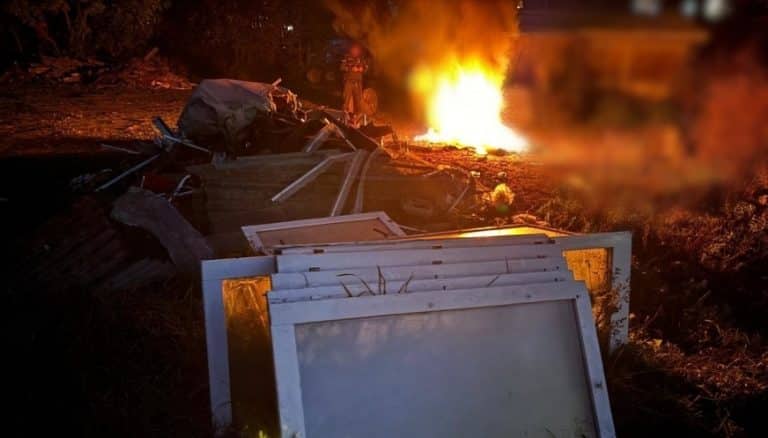 Kłęby dymu i płomienie na działce: mężczyzna ukarany za nielegalne ognisko