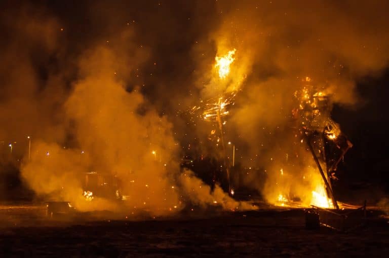 Pożar budynku w powiecie iławskim – trwa akcja gaśnicza