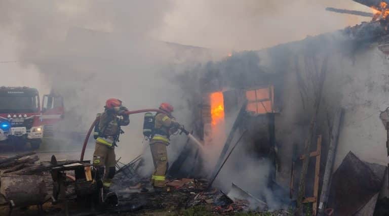 Strażacy walczą z pożarem budynku