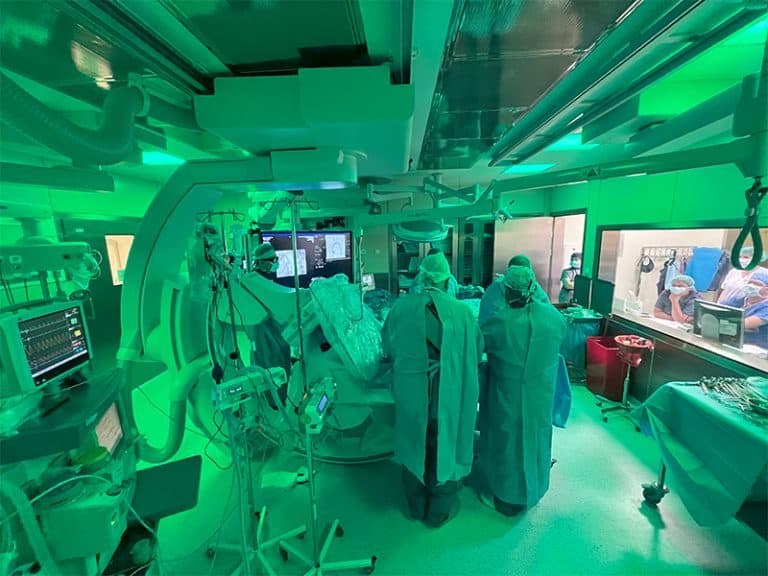 Nowatorska operacja w Olsztynie. Ratunek dla pacjenta z tętniakiem