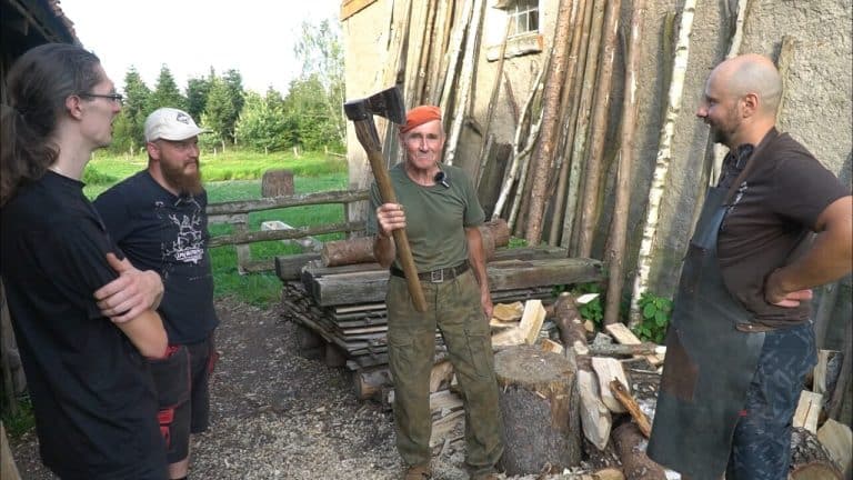 Tak kiedyś w Polsce na wsi wykuwano siekiery. Unikatowe nagranie