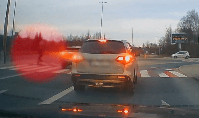 Wstrząsające nagranie z ulic Olsztyna &ndash; wyprzedzali na przejściu, gdy przechodzili ludzie