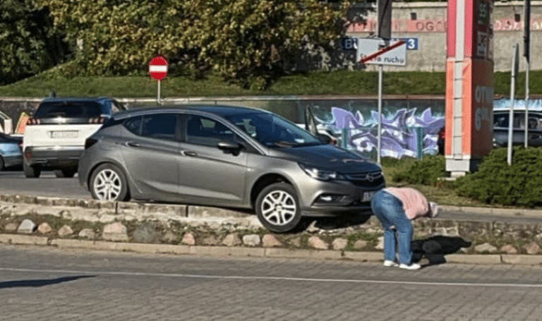 Samoch&oacute;d zawisł na wyjeździe z KFC i stacji benzynowej przy ul. Pstrowskiego