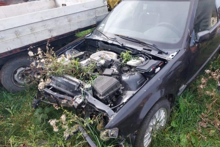Samochodowy złom składowany latami &ndash; właścicielowi posesji grozi milionowa kara