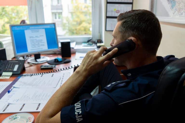 Pragnęła pochwalić się spodniami, więc… wezwała policję