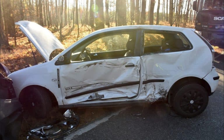 Wypadek na DK 16: bus zderzył się z osob&oacute;wką. Są ranni