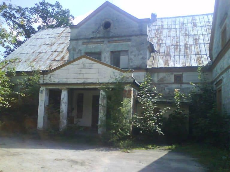 Jaką tajemnicę skrywa ten dwór? Znajduje się niedaleko drogi S7