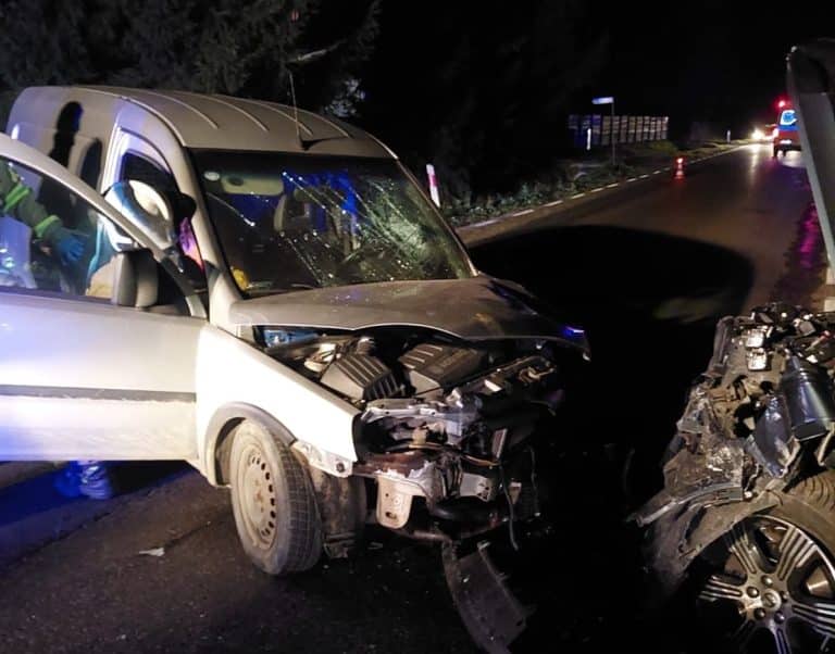 Czołowe zderzenie podczas wyprzedzania: nie żyje 76-letni kierowca