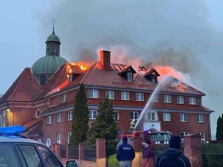 Pożar klasztoru w Braniewie. Zawalił się dach. Nowe informacje i zdjęcia
