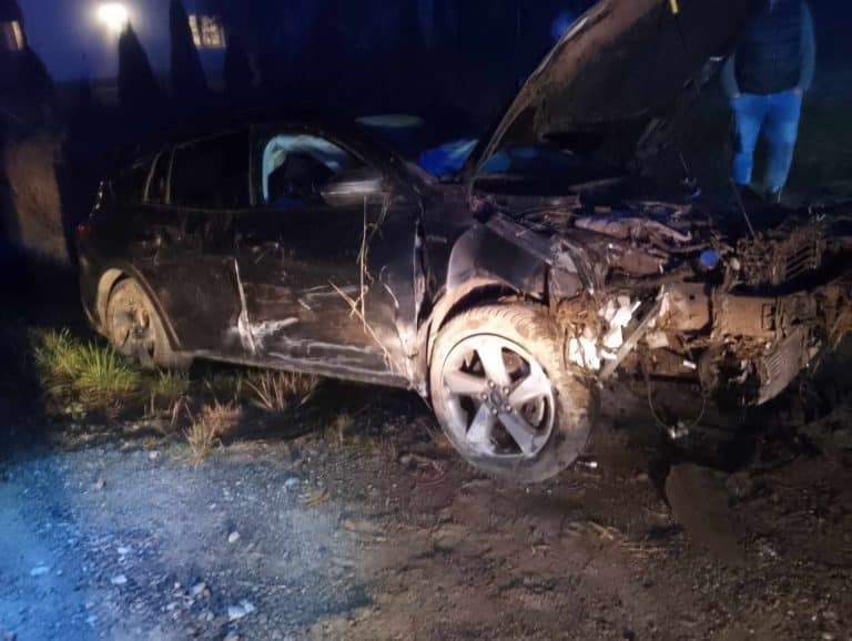 Auto z impetem uderzyło w betonowy przepust. Jak do tego doszło?