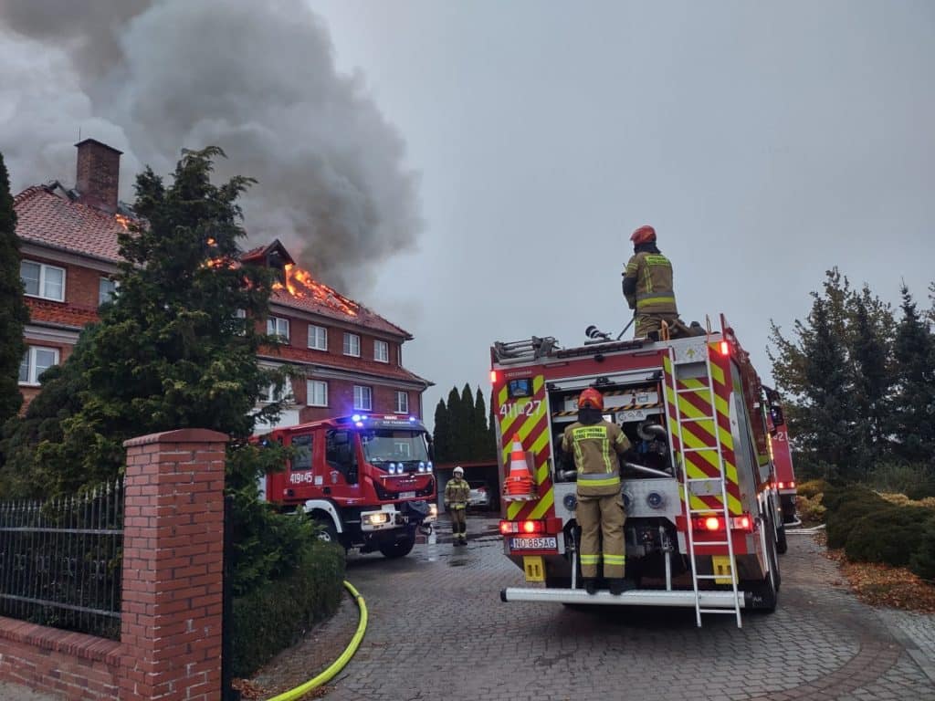 Płonie klasztor. Wielki ogień na dachu straż pożarna Braniewo, Wiadomości, zShowcase