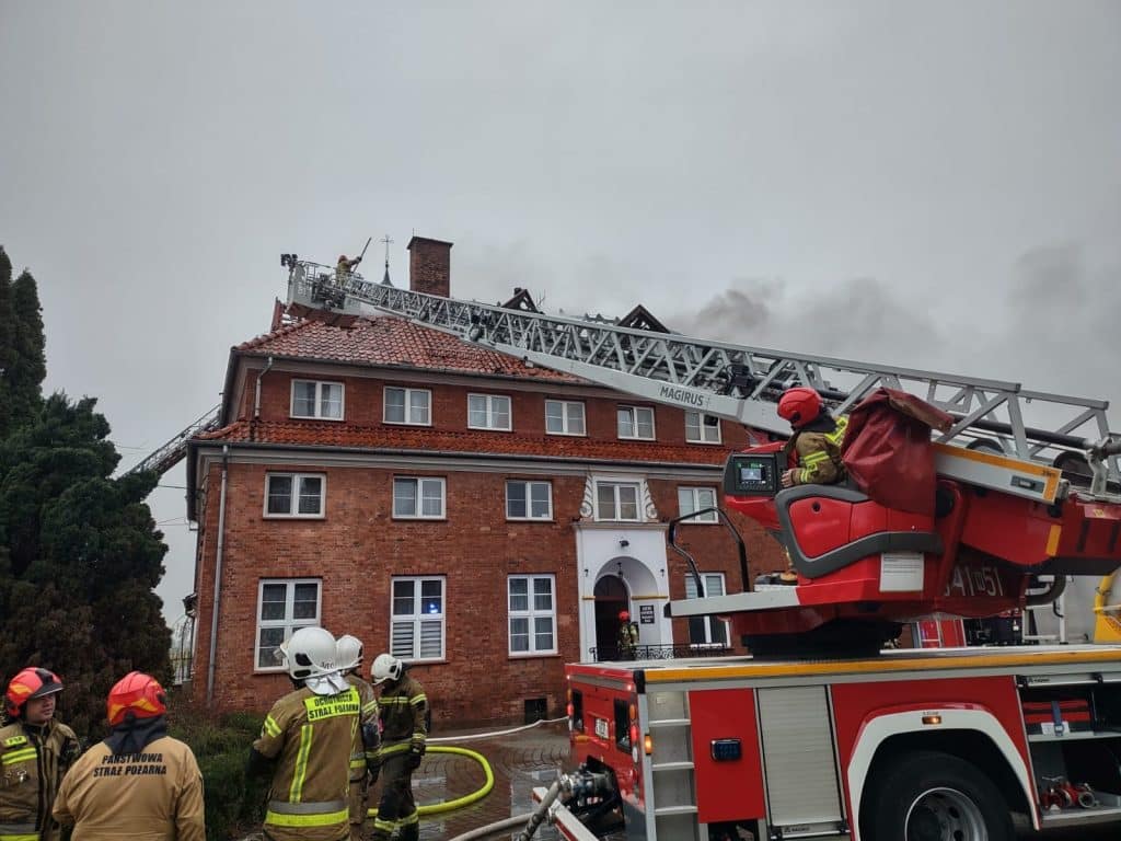 Płonie klasztor. Wielki ogień na dachu straż pożarna Braniewo, Wiadomości, zShowcase