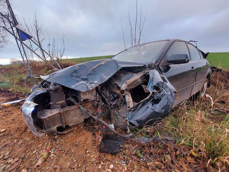 Wyrwał tablicę sanktuarium, rozpruwając cały prz&oacute;d samochodu