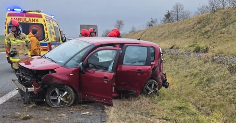 Citroën wjechał w nasyp ziemny na S7. Nieoczekiwana sytuacja za kierownicą