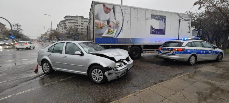 Kolizja na ruchliwym skrzyżowaniu: osobówka zderzyła się z ciężarówką