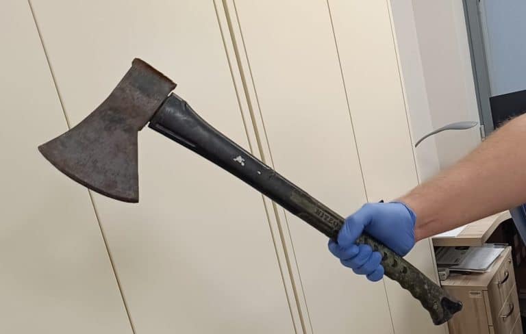 Policjanci oddali sześć strzał&oacute;w ostrzegawczych, 16-latek nadal atakował