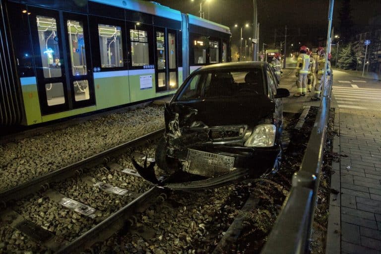 Zn&oacute;w doszło do kolizji na Nag&oacute;rkach. Opel zderzył się z tramwajem