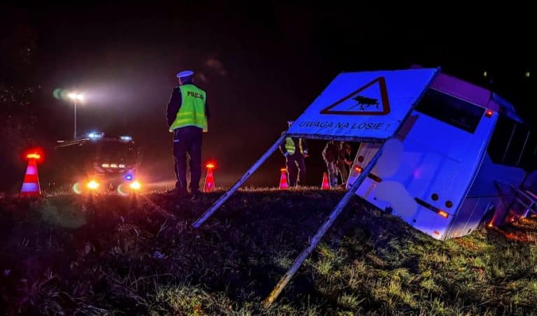 Autokar w rowie. Służby sięgnęły po nietypową metodę zabezpieczenia pojazdu