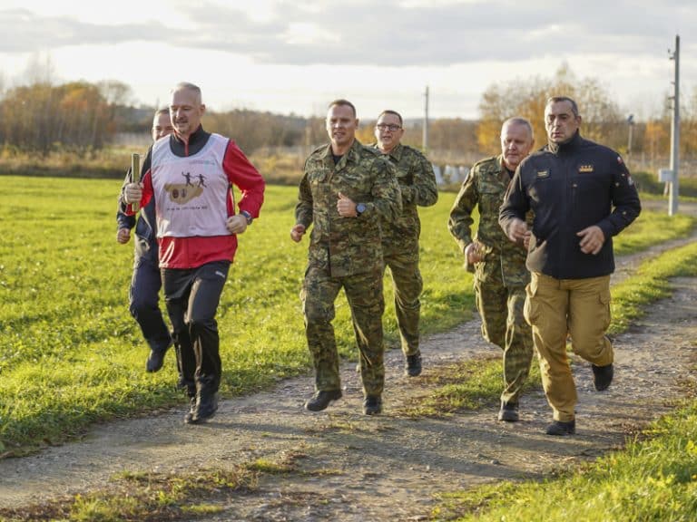 Sztafeta wzdłuż granicy z udziałem służb mundurowych i wojewody