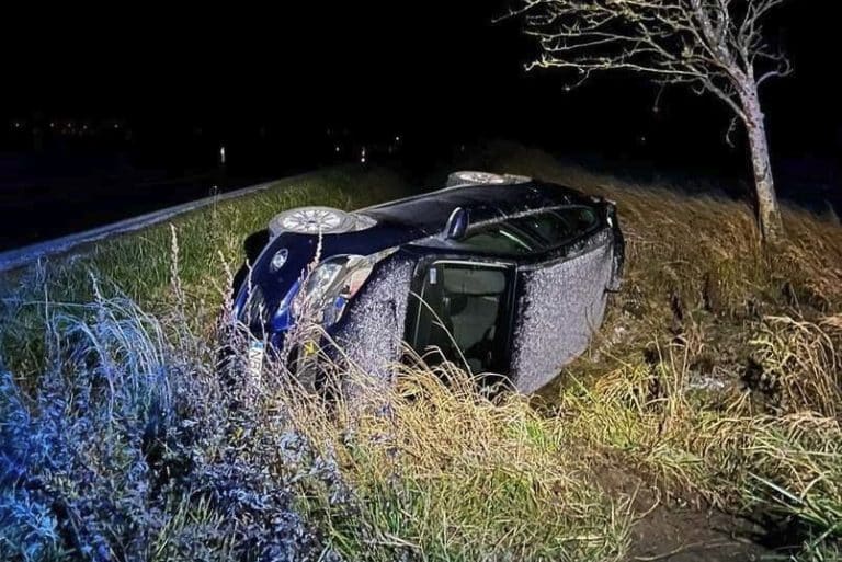 35-latek położył na bok forda w rowie. Miał prawie 6 promili!