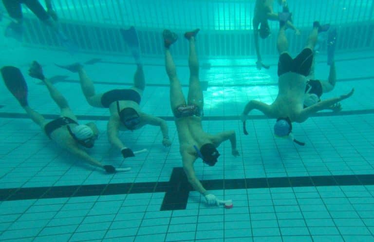 Co łączy hokej z basenem? Zaskakujący sport w Aquasferze