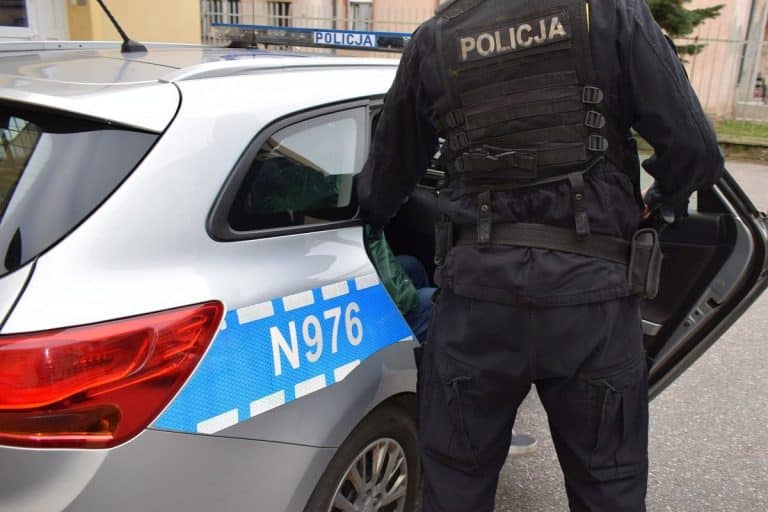 policjant i radiowóz. Zatrzymanie