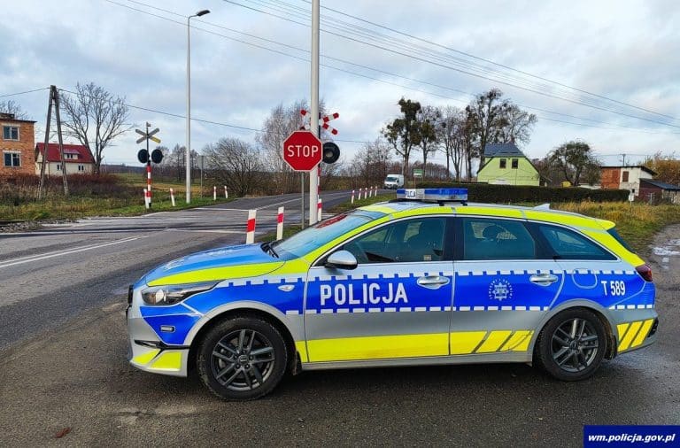 Przejechał na czerwonym świetle przez tory prosto w ręce mundurowych