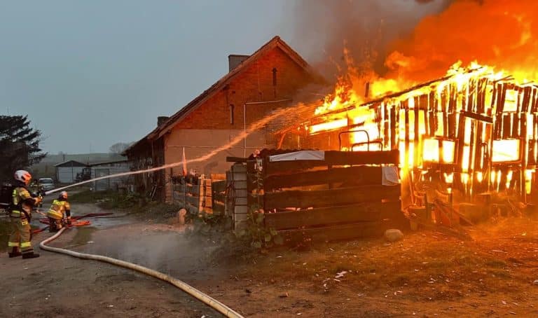 Pożar budynku gospodarczego i domu