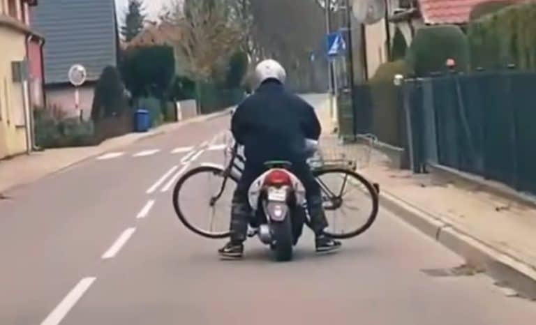 Niecodzienna sytuacja na drodze: mężczyzna na skuterze przewoził rower