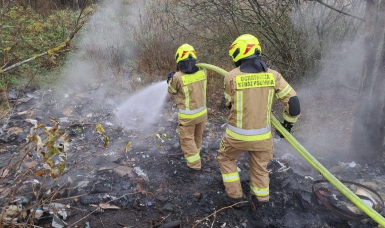 Pożar śmieci w powiecie mrągowskim: czy ktoś chciał się w ten sposób pozbyć odpadów?