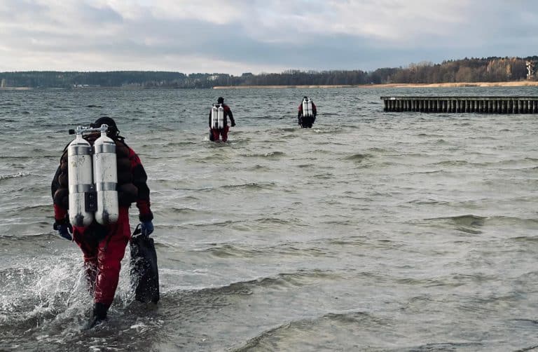 Strażacy szukali wrak&oacute;w na dnie Jeziora Niegocin