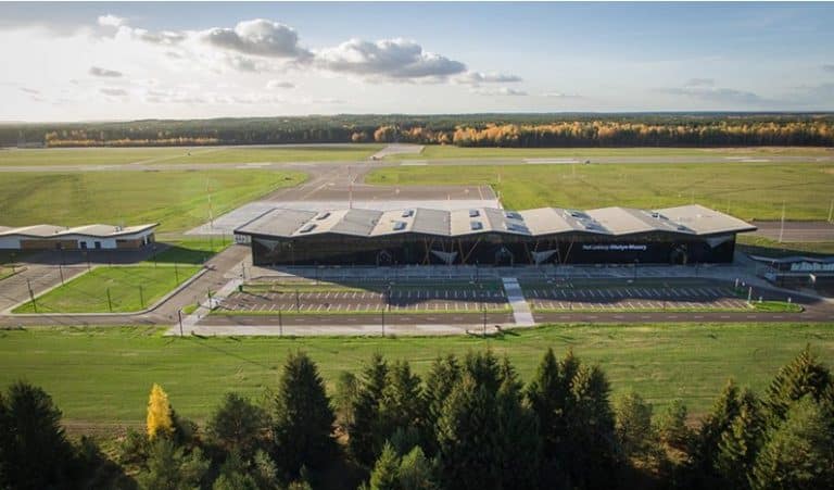 Działki wok&oacute;ł lotniska w Szymanach na sprzedaż &ndash; ceny wywoławcze  zaskakują?