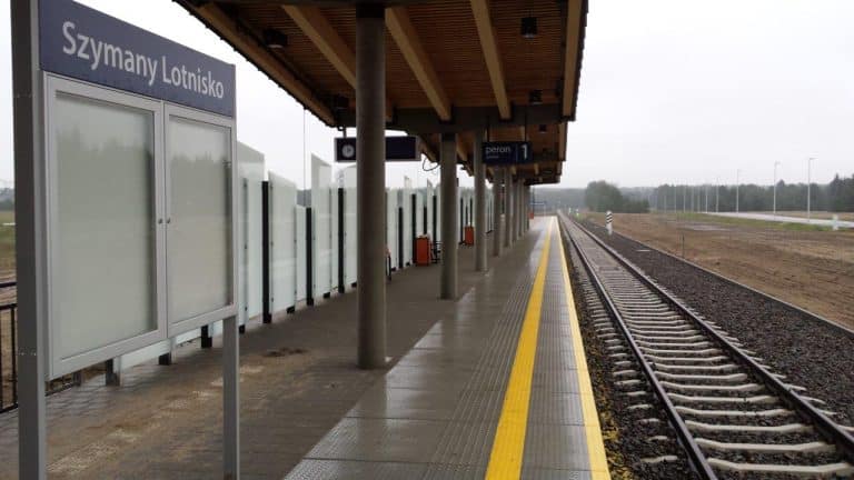 Szynobus do lotniska w Szymanach kosztował miliony, a kursuje raz w tygodniu. Dlaczego?