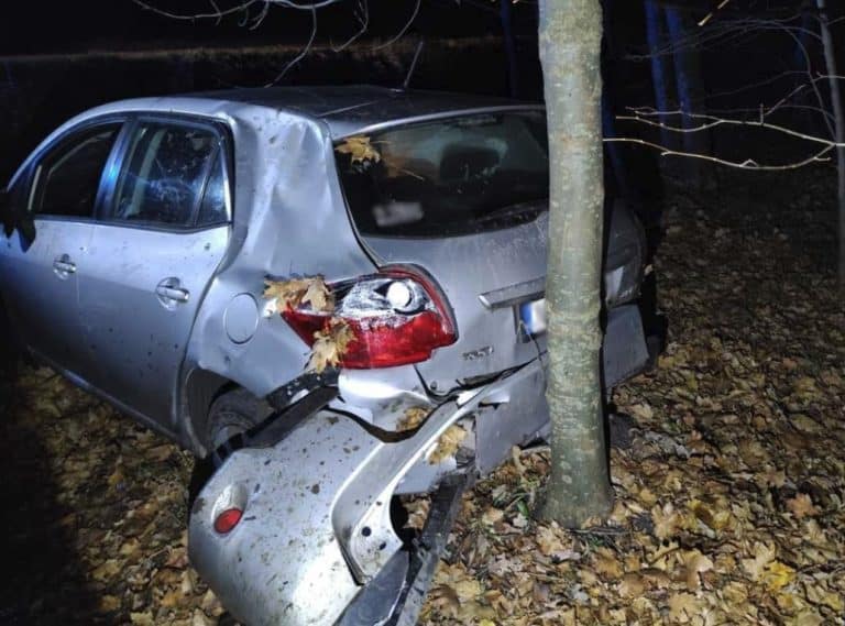 Auto w rowie, a jego właściciel z promilami na spacerze. Twierdził, że nie prowadził