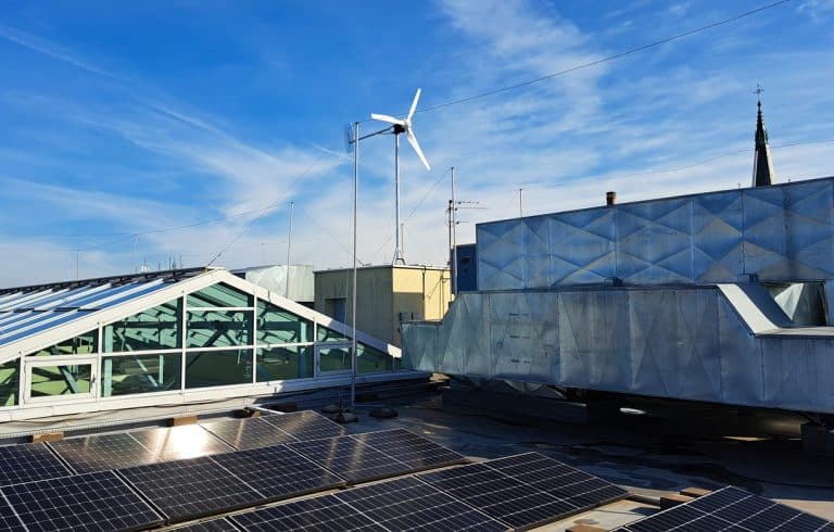 W Olsztynie wiatr napędza sąd &ndash; nowa turbina na dachu