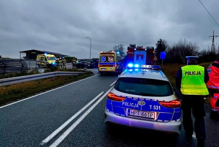 kierowca uderzył w słup