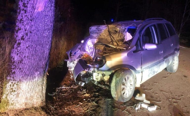 Uderzył w drzewo, śmigłowiec zabrał go do szpitala