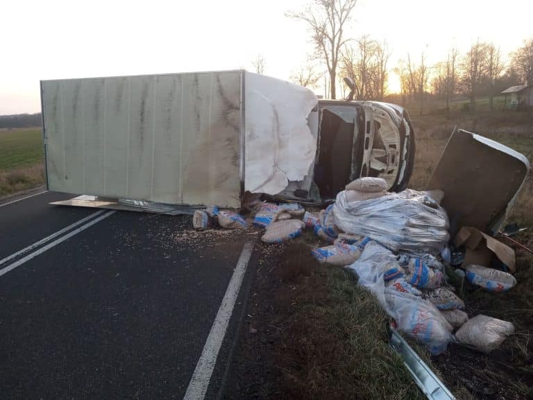 Przewr&oacute;cona ciężar&oacute;wka sparaliżowała ruch na DK 59