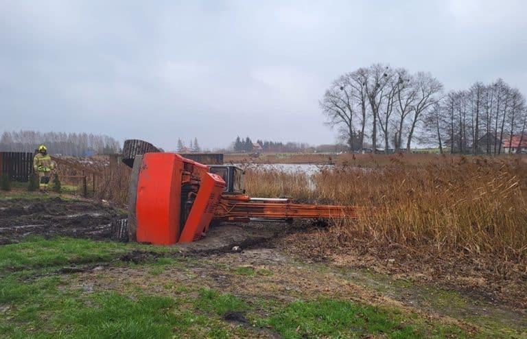 Podczas pracy przewróciła się koparka