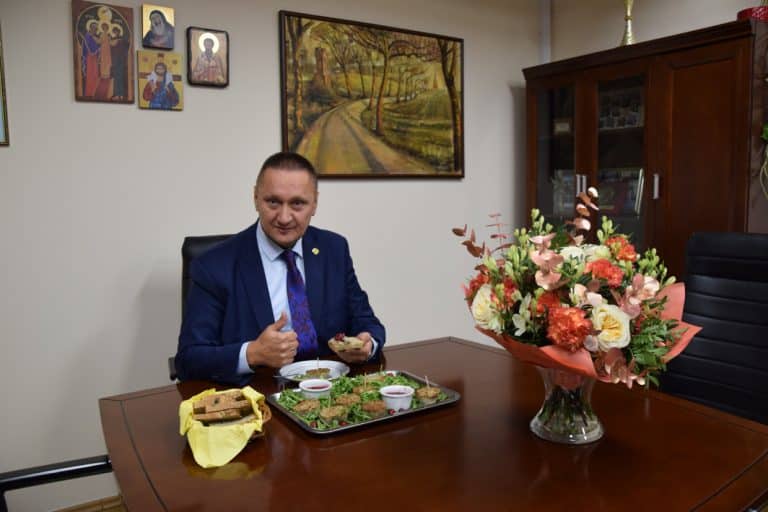 starosta olsztyński pr&oacute;buje pasztetu ze śledzi