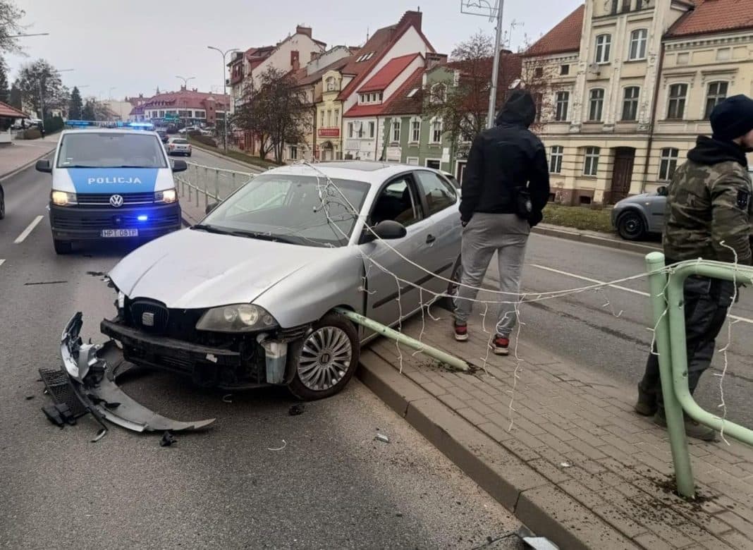 Samochód uderzył w barierki.