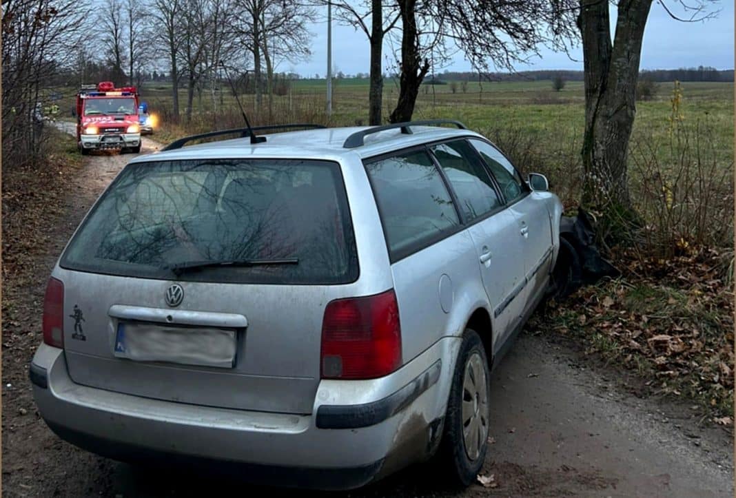 volkswagen uderzył w drzewo