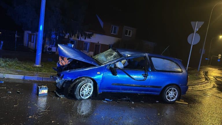 Dachowanie w powiecie kętrzyńskim. Tożsamość podróżujących zaskoczyła policję