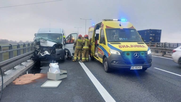 Pojazd wojskowy zderzył się z samochodem dostawczym na S7