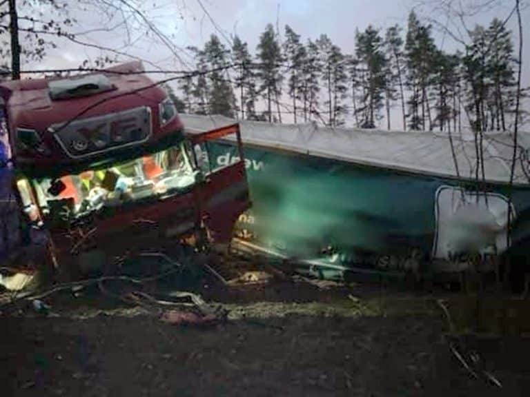 Ciężar&oacute;wka w rowie