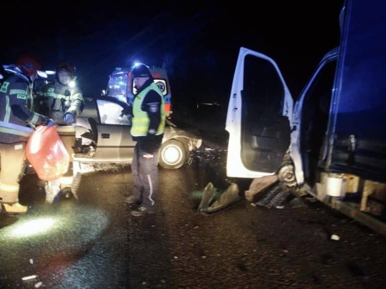 samochód osobowy zderzył się z busem