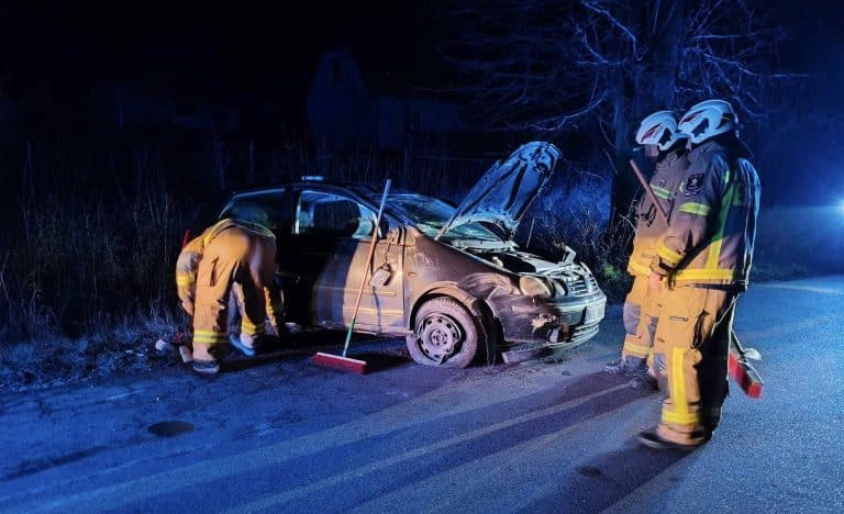volkswagen uderzył w drzewo i dachował