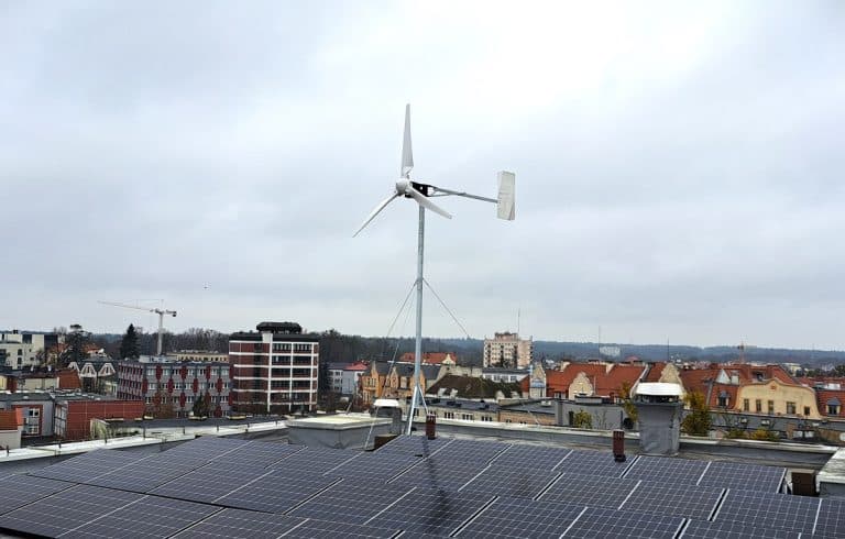 wiatrak na dachu sądu w Olsztynie